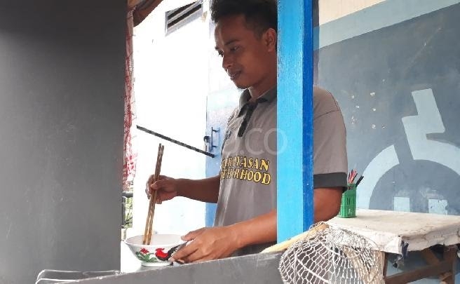 Pedagang mi ayam bernama Kentut, 30 tahun, berjuang mengganti namanya menjadi Ihsan Hadi di Pengadilan Negeri Tangerang.